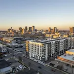 Bright 2-Bedroom Condo In Downtown With Parking