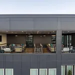 Bright 2-Bedroom Condo In Downtown With Parking