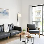 Stylish 1Br Apt Steps From Downtown Fun
