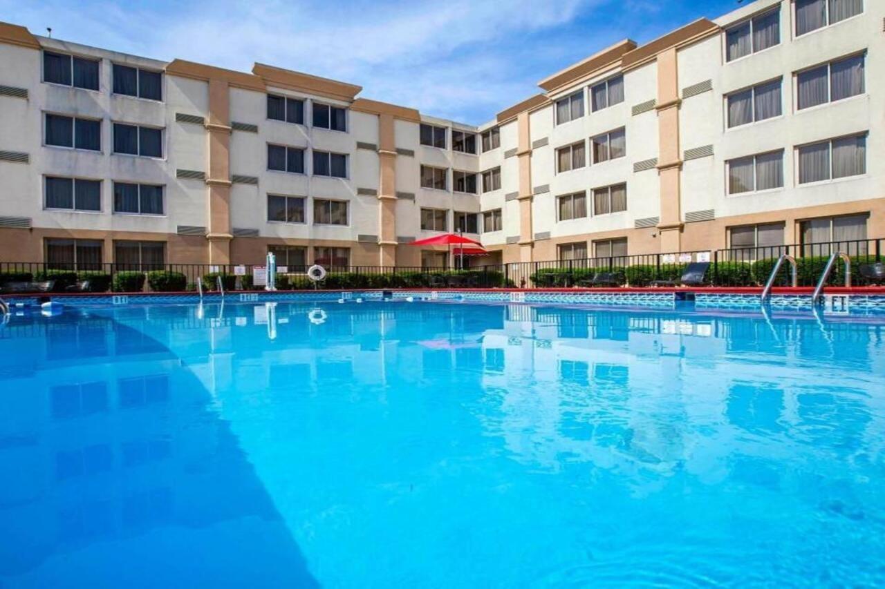 Hotel Ramada By Wyndham Airport