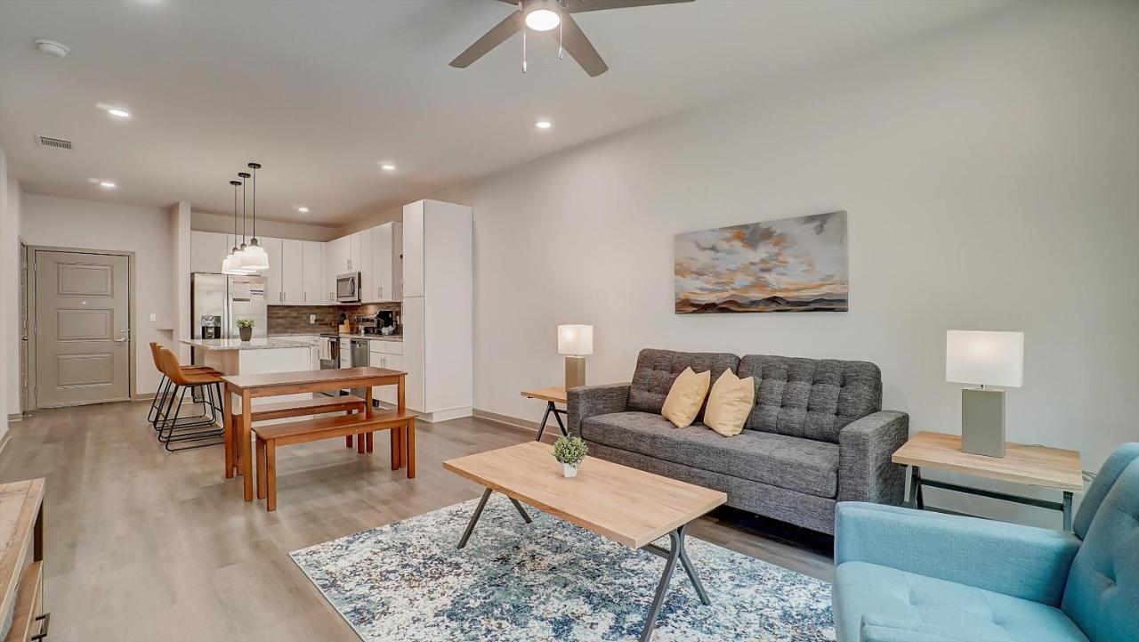 Frontdesk Axel Row Apts Avondale Apartment *