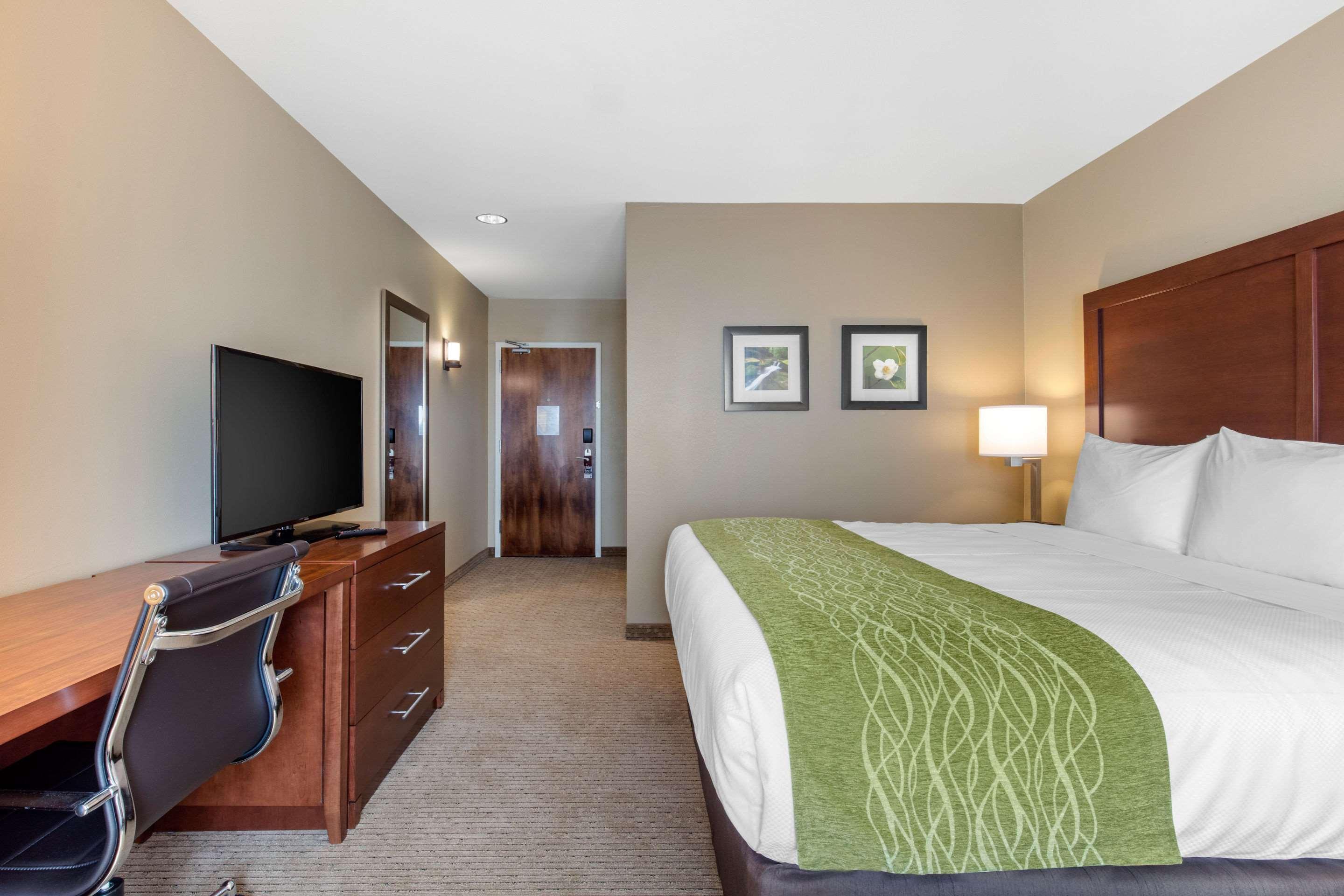 Comfort & At Crossplex Village 3*