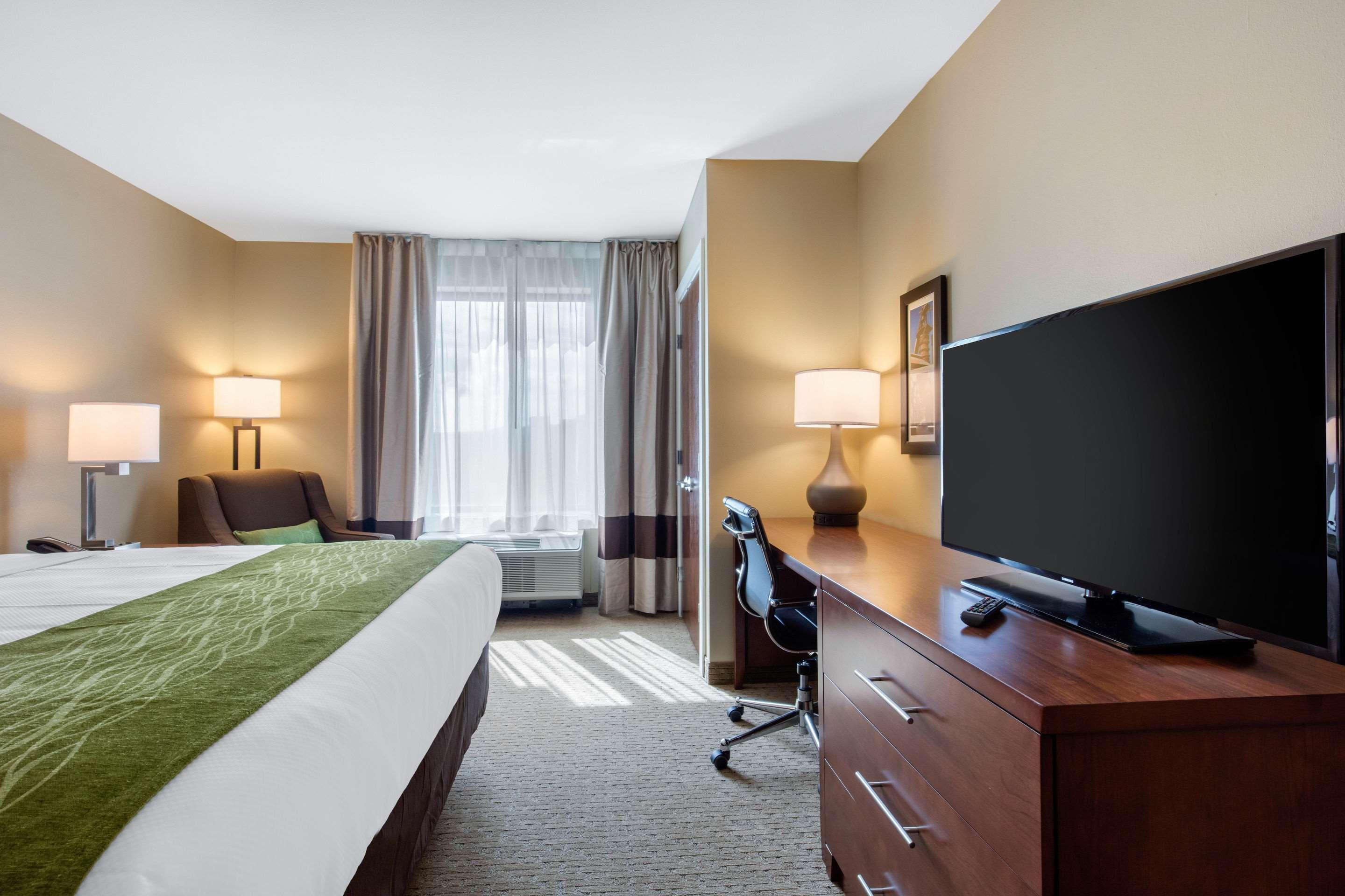 Comfort & At Crossplex Village Hotel 3*