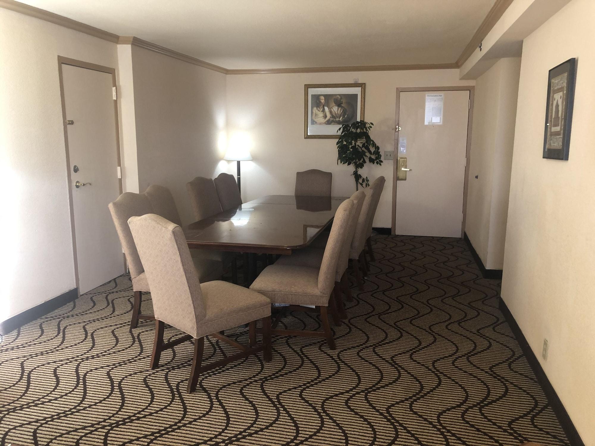 Ramada By Wyndham Airport 3*