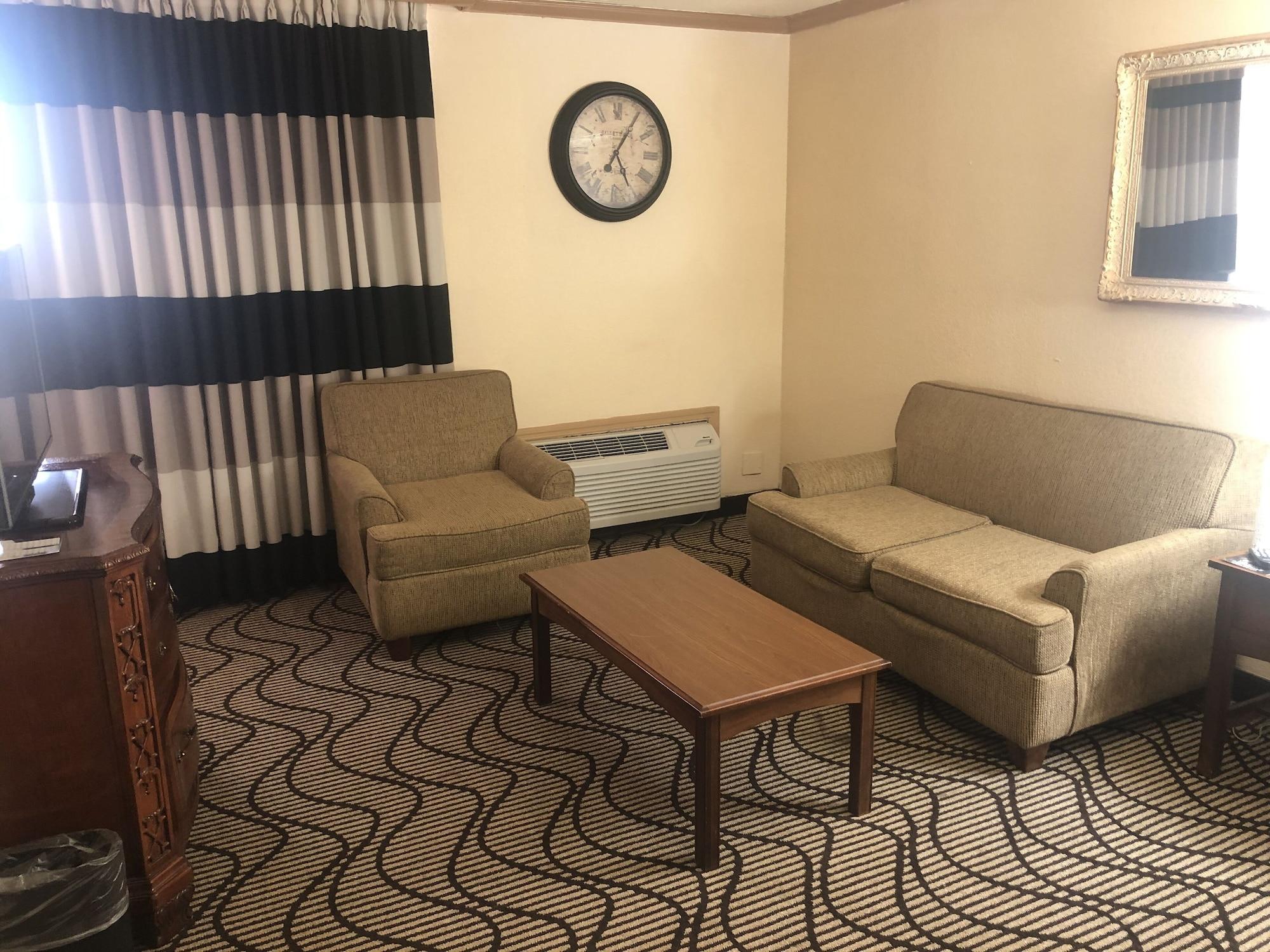 Hotel Ramada By Wyndham Airport 3*