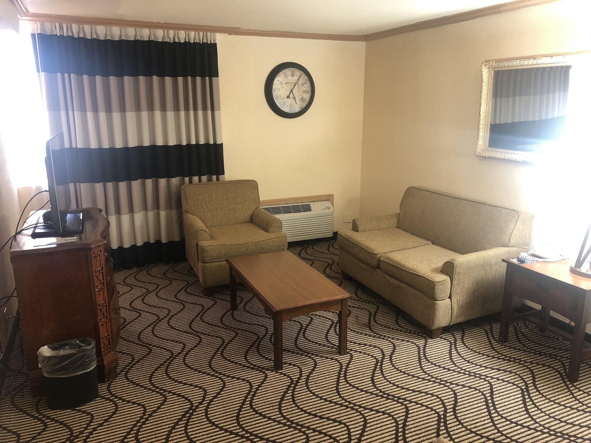 Ramada By Wyndham Airport Hotel 3*