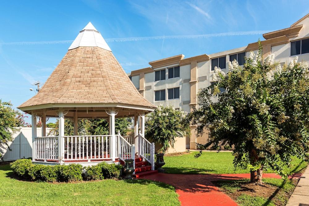 Ramada By Wyndham Airport Hotel 3*
