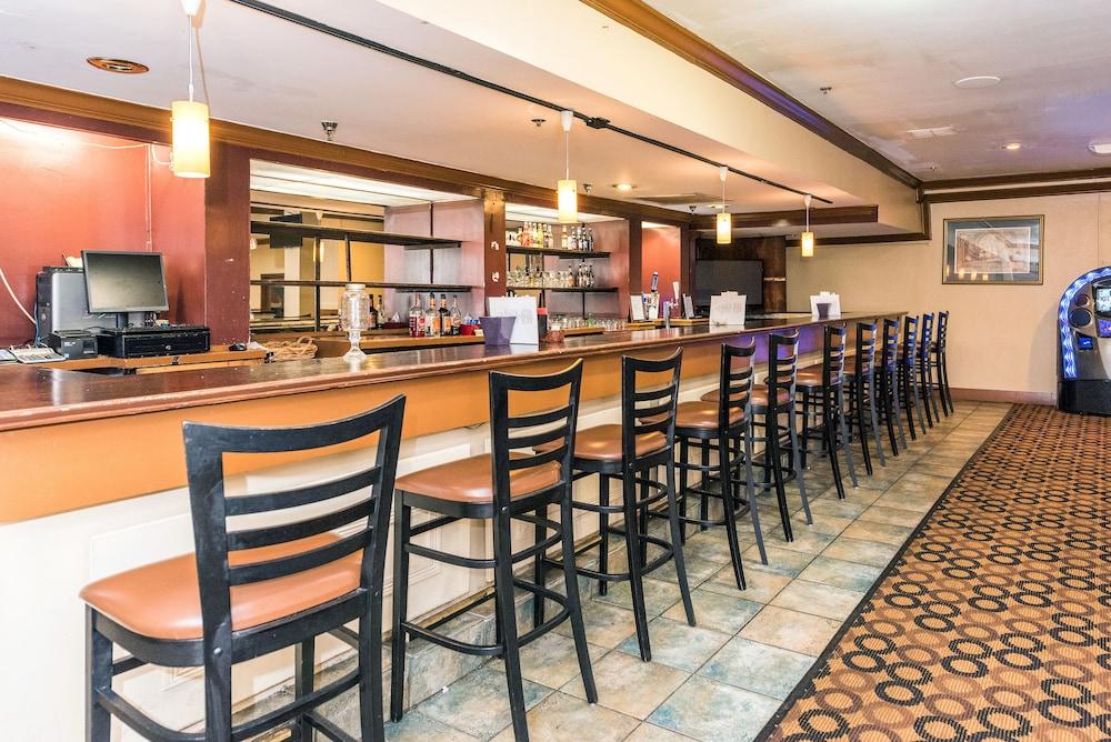 Hotel Ramada By Wyndham Airport 3*