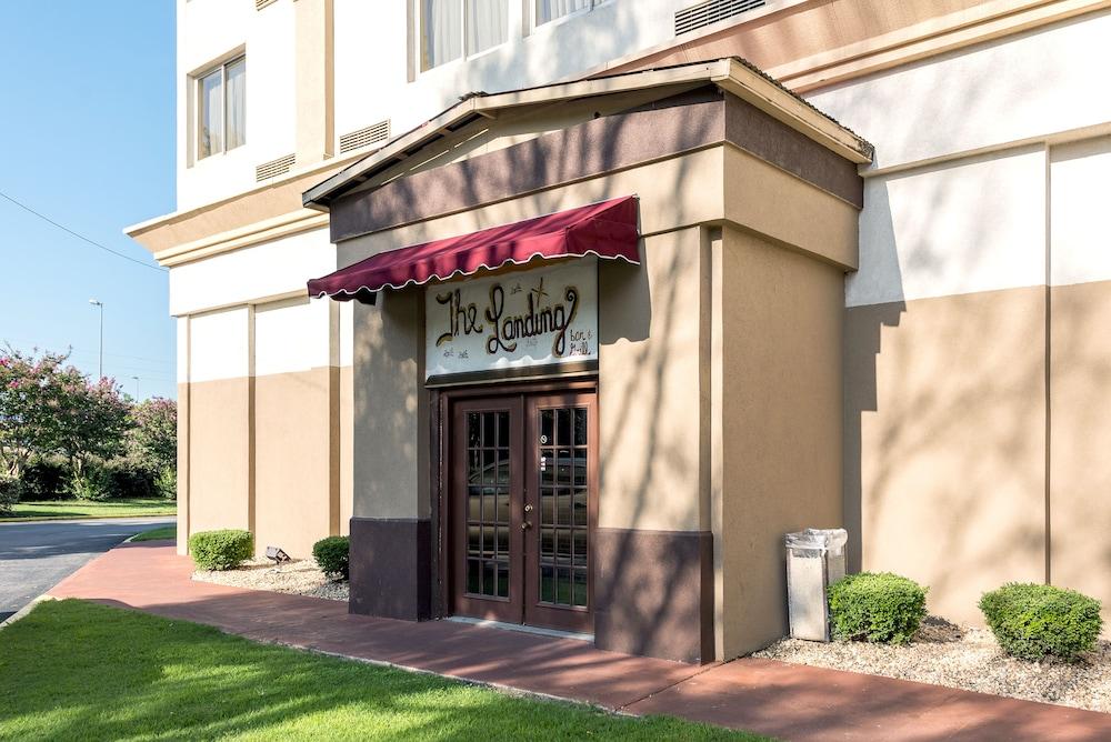 Hotel Ramada By Wyndham Airport
