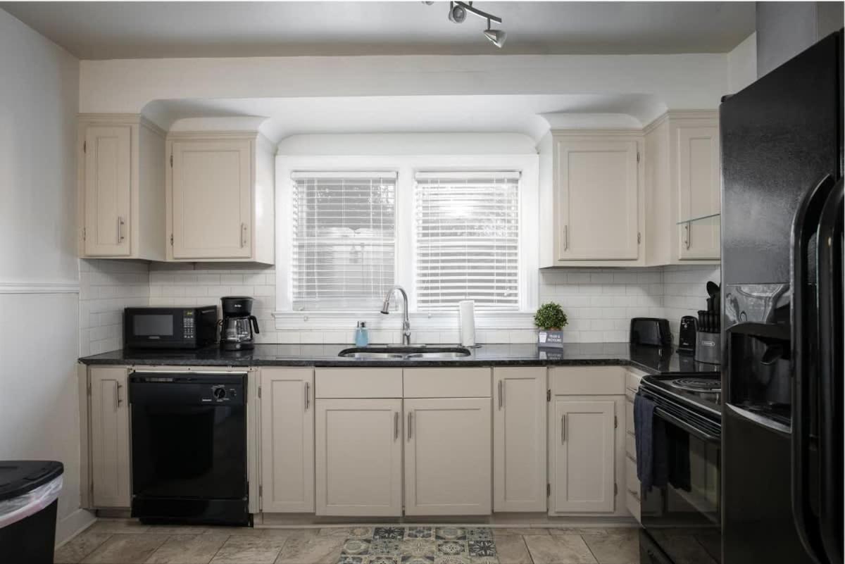 Bungalow- Less The 10 Mins From Downtown