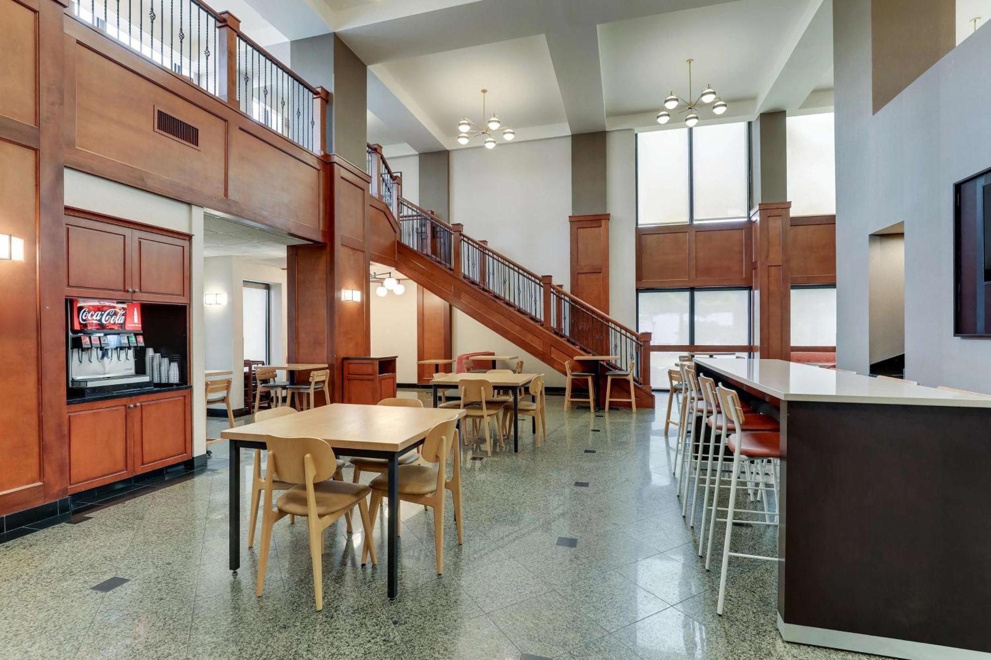 Drury & Lakeshore Drive 3*