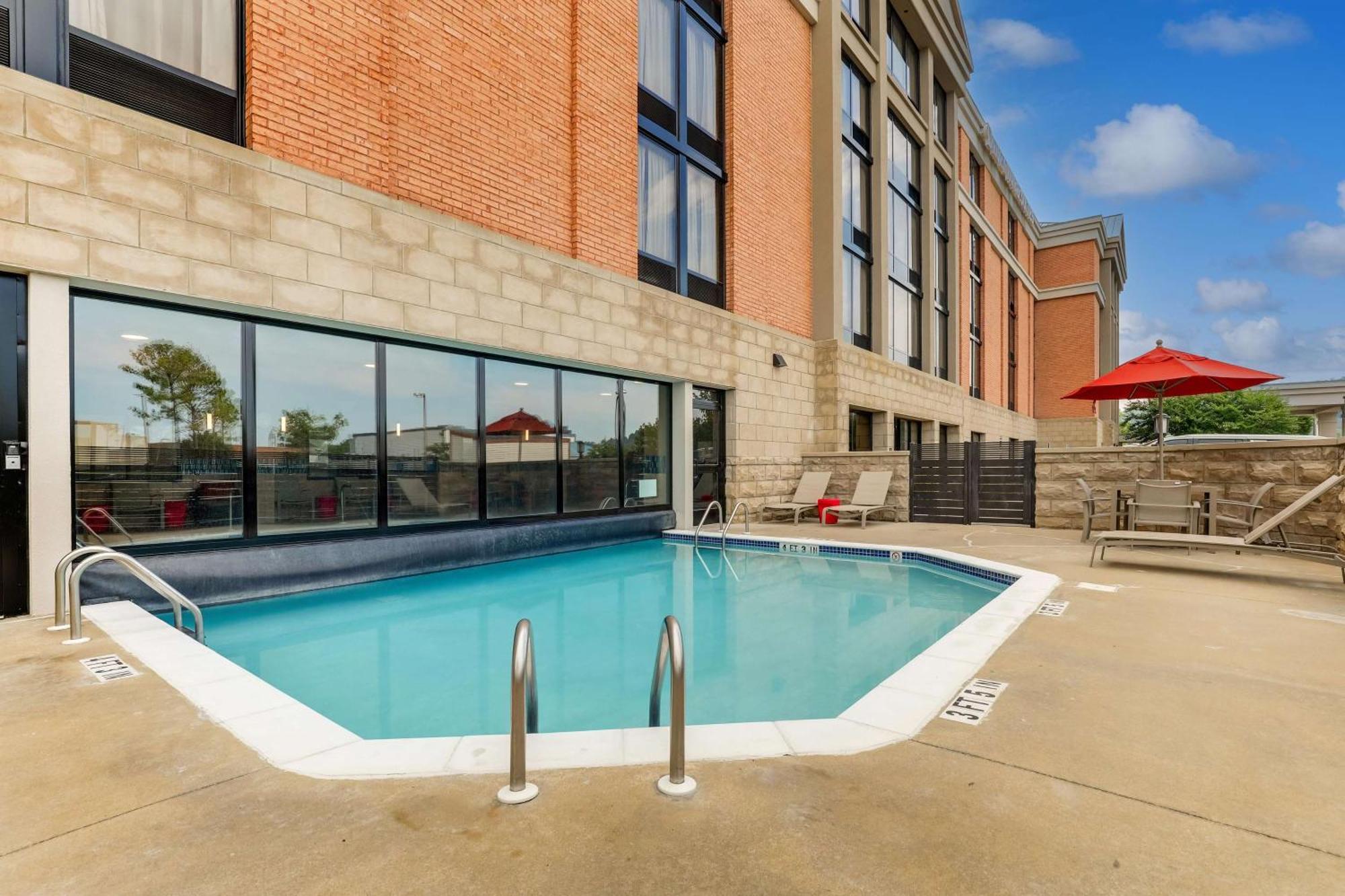 Drury & Lakeshore Drive 3*