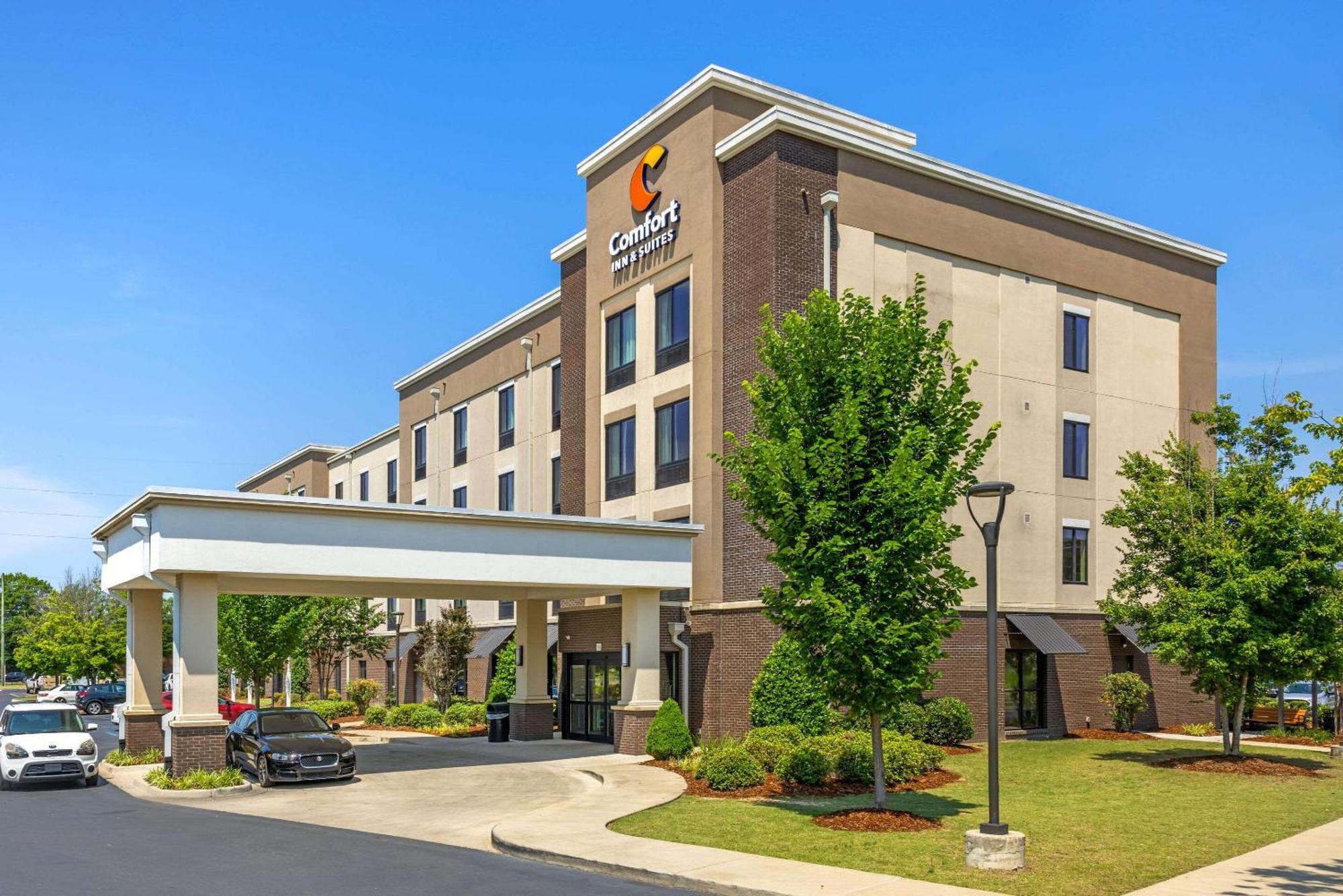 Hotel Comfort & At Crossplex Village