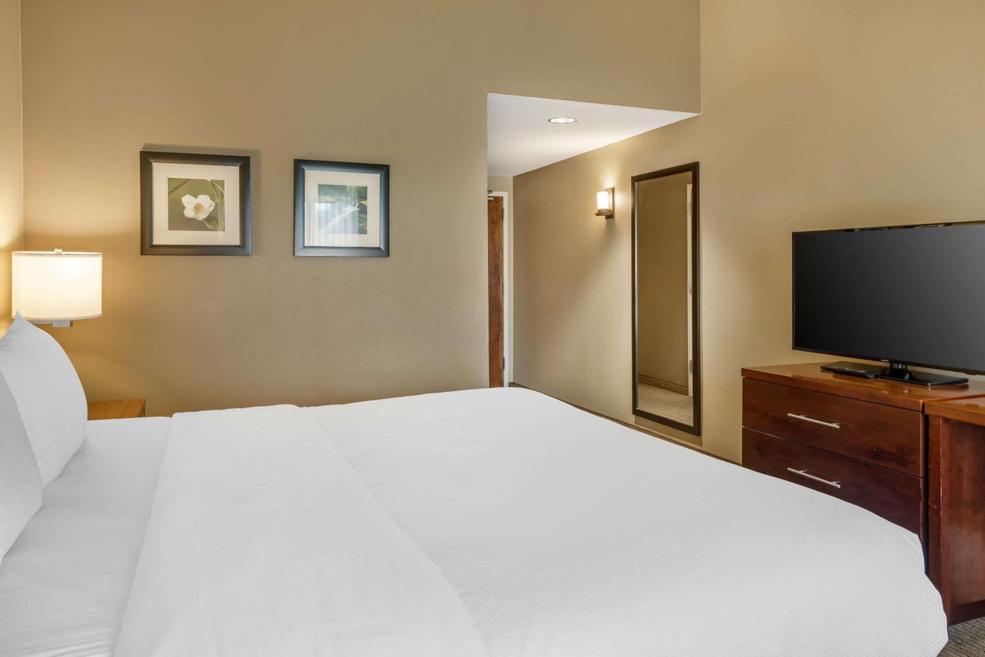 Hotel Comfort & At Crossplex Village 3*