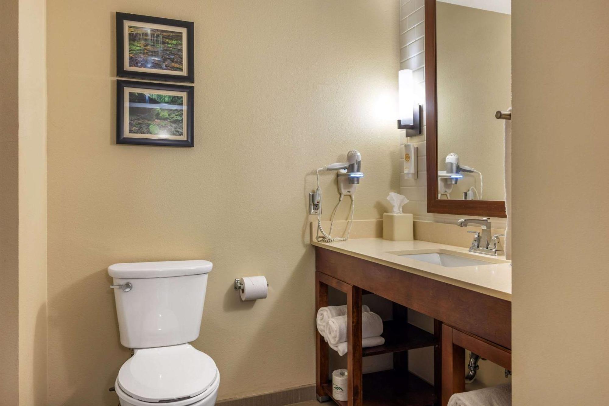 Comfort & At Crossplex Village Hotel 3*