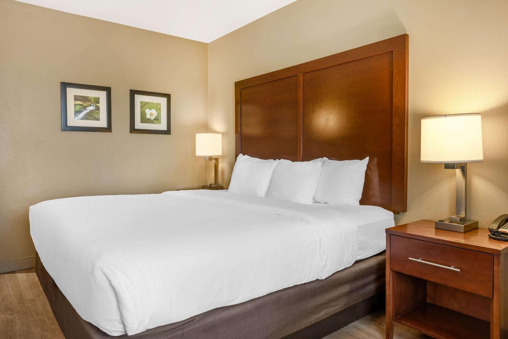 Hotel Comfort & At Crossplex Village 3*