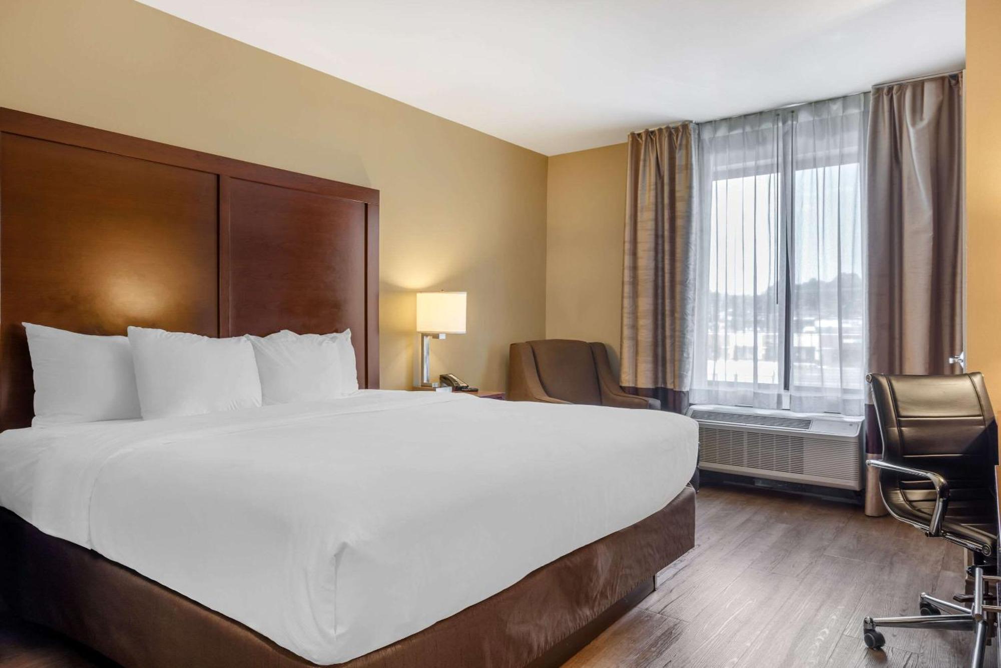 Comfort & At Crossplex Village Hotel