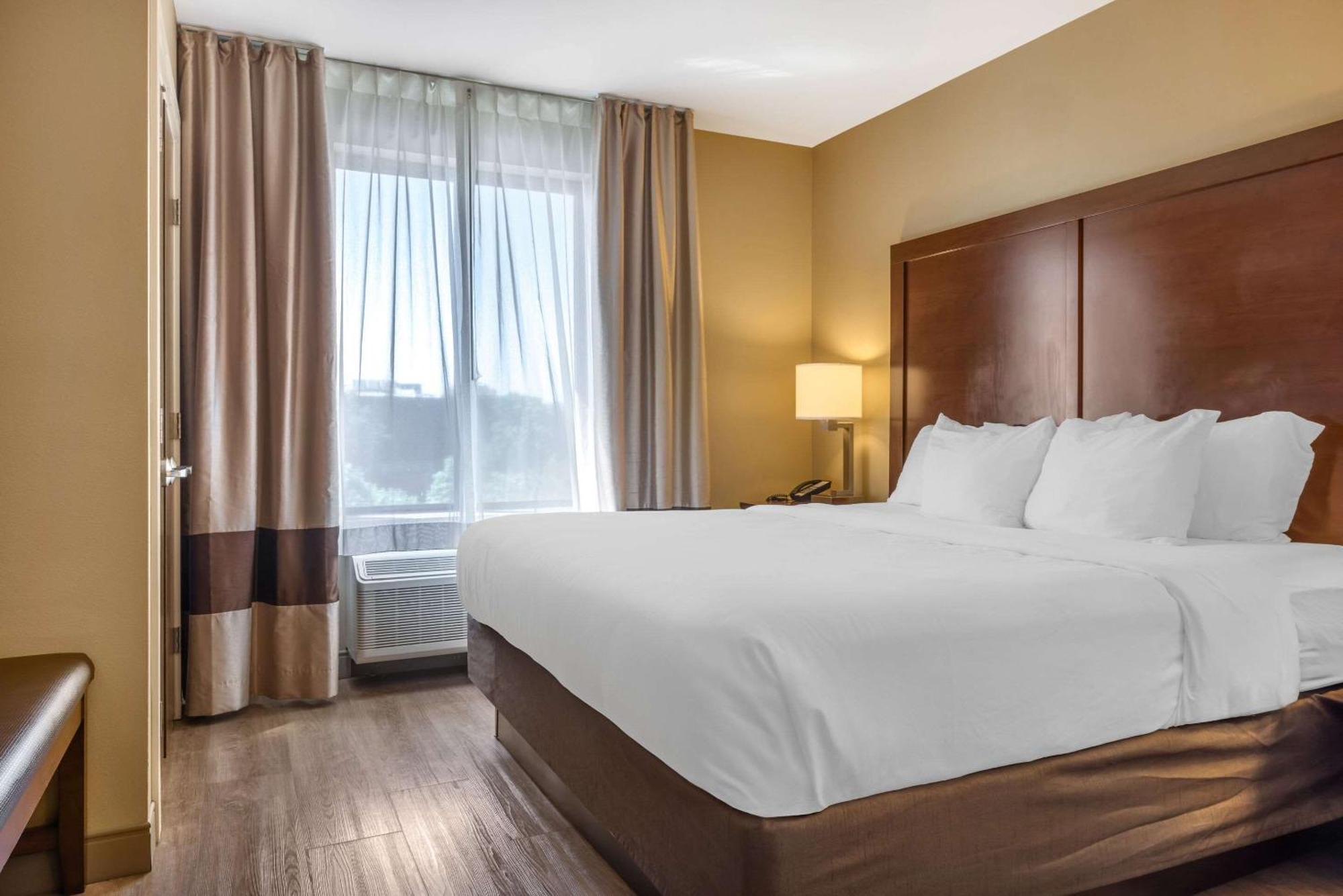 Hotel Comfort & At Crossplex Village