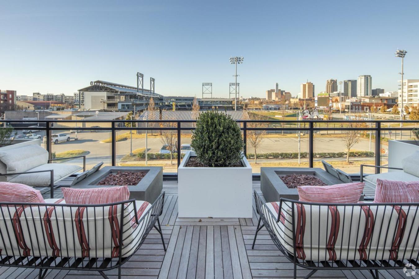 Bright 2-bedroom In Downtown With Parking