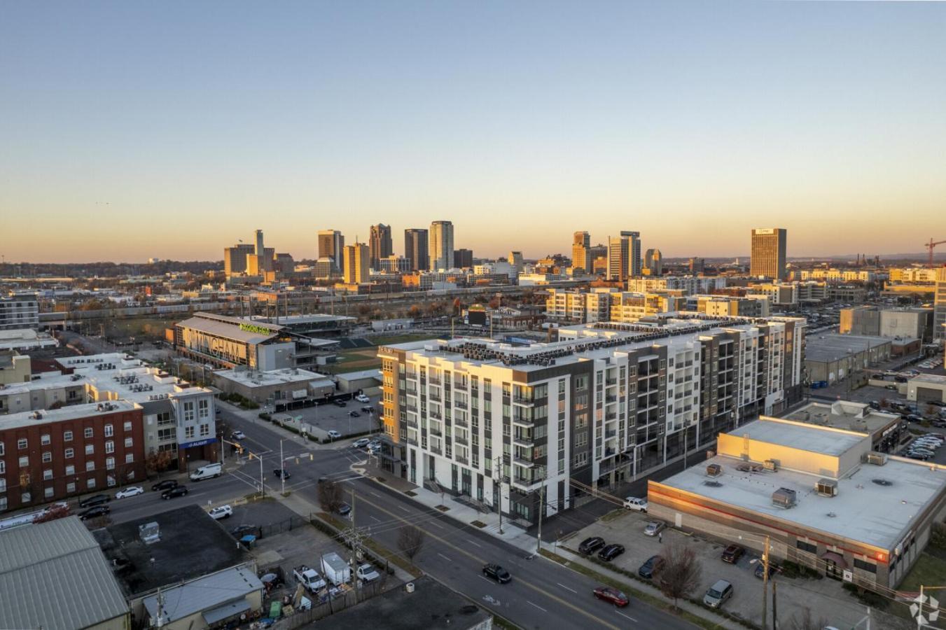Bright 2-bedroom In Downtown With Parking