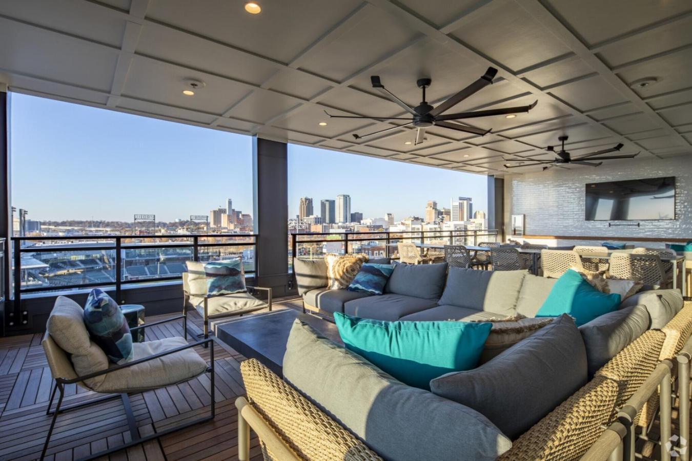 Bright 2-bedroom In Downtown With Parking Apartment *