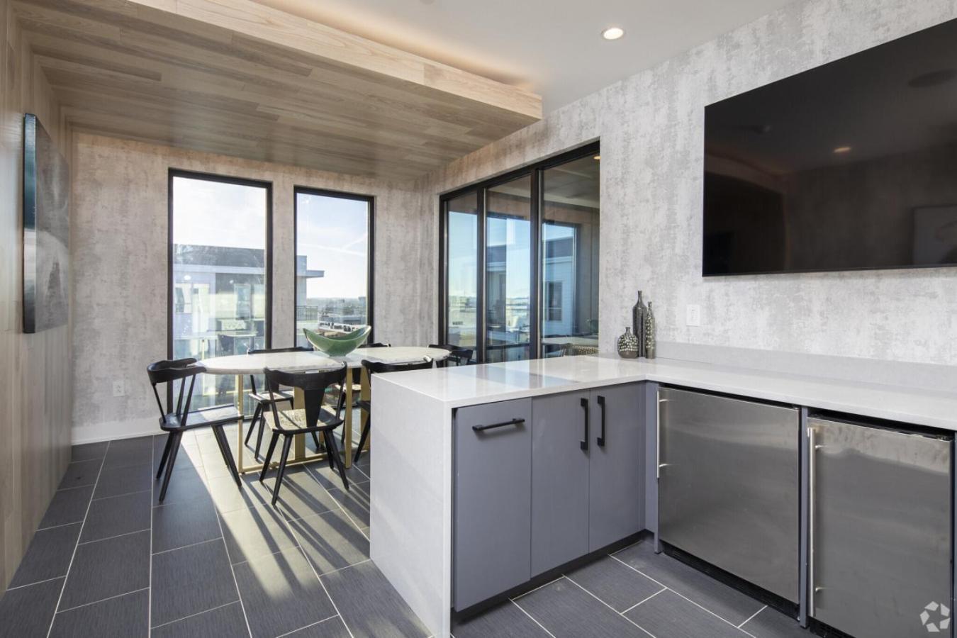 Bright 2-bedroom In Downtown With Parking
