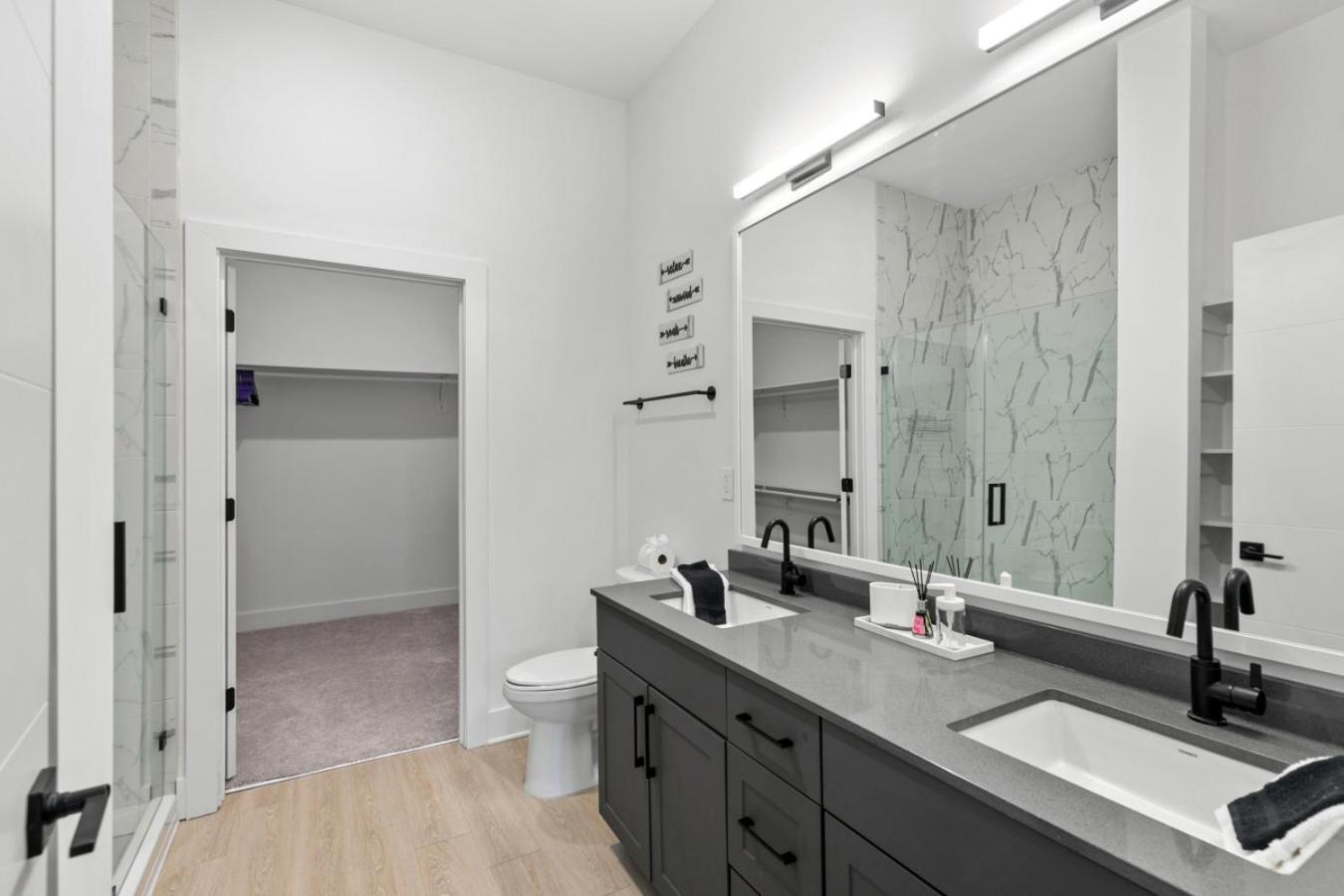 Bright 2-bedroom In Downtown With Parking Birmingham