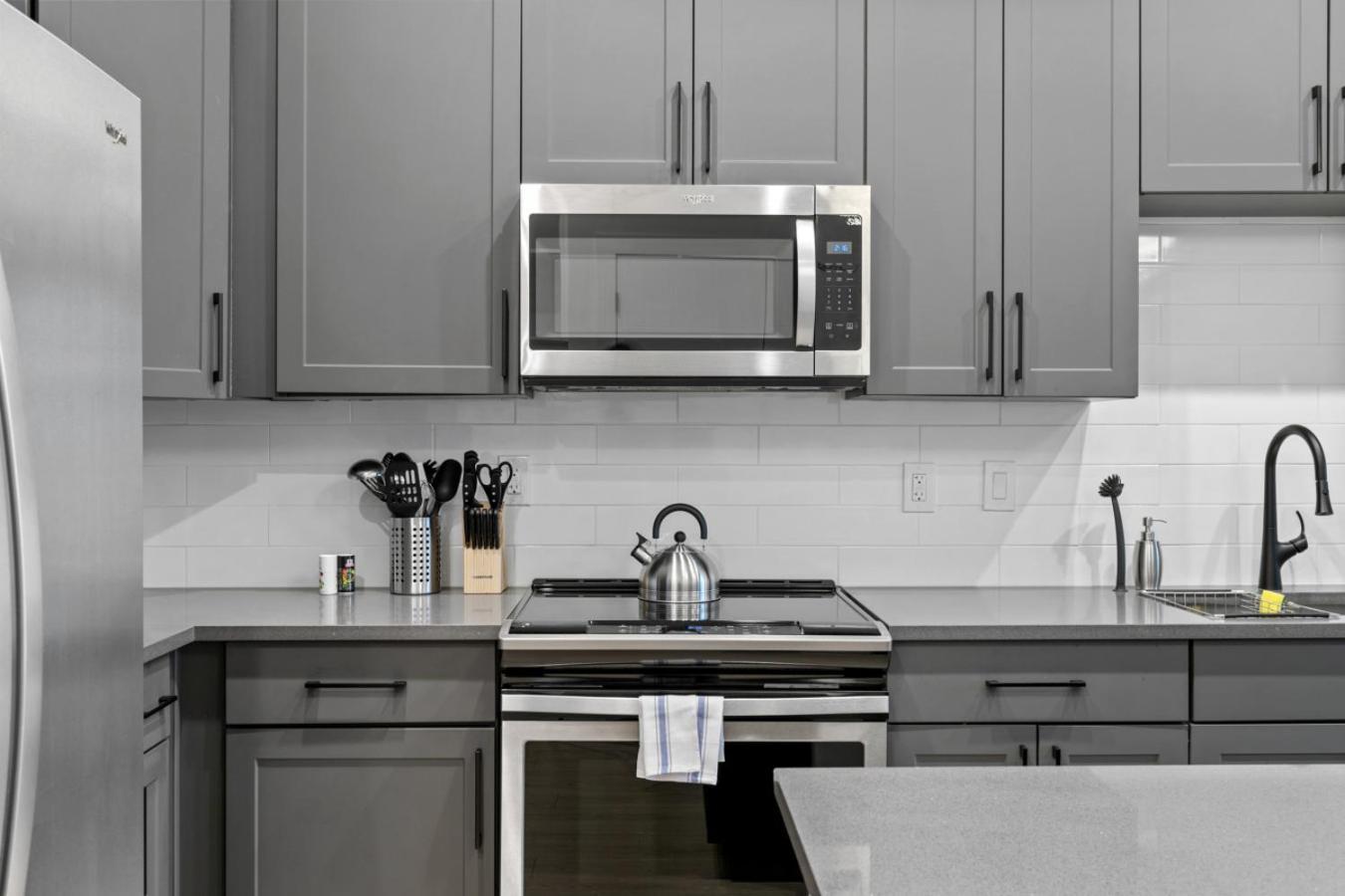 Apartment Bright 2-bedroom In Downtown With Parking *