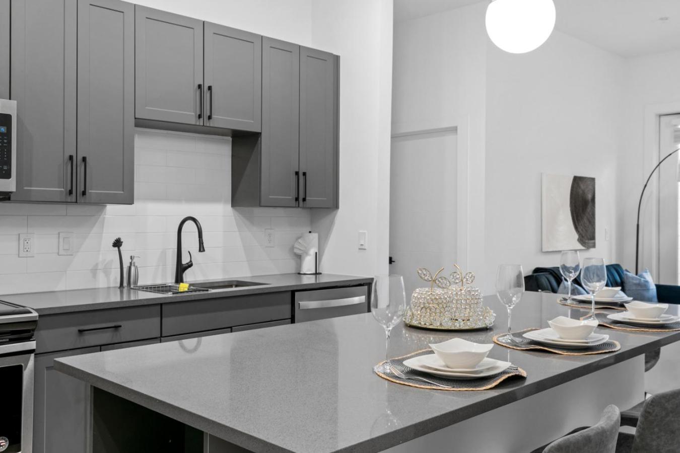 Bright 2-bedroom In Downtown With Parking Birmingham