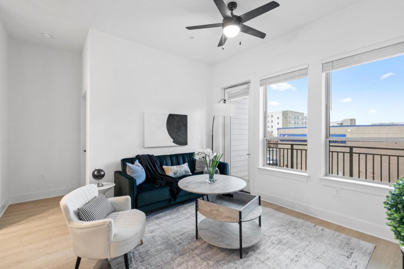 Bright 2-bedroom In Downtown With Parking Apartment