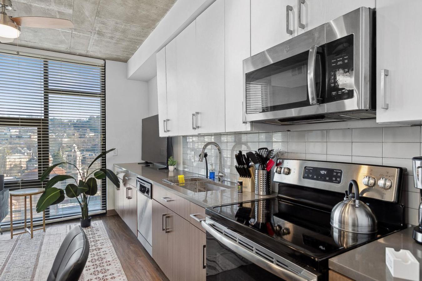 Live The High Life Chic 2br In Bhm *