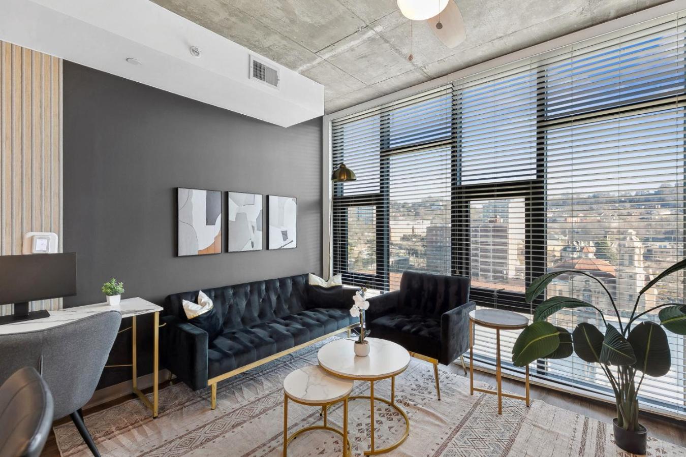 Live The High Life Chic 2br In Bhm Apartment