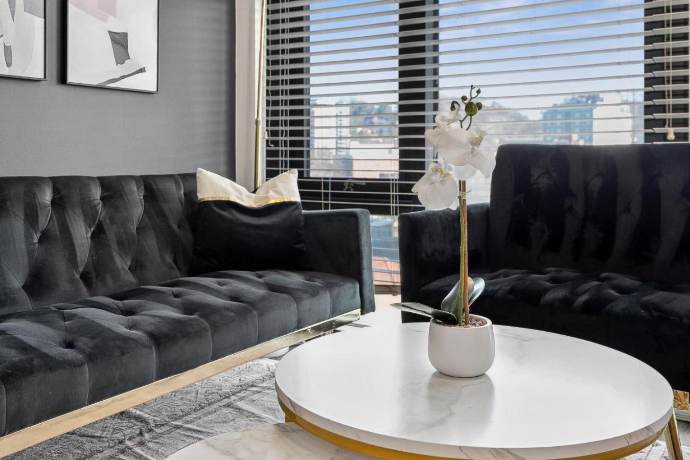 Live The High Life Chic 2br In Bhm Apartment