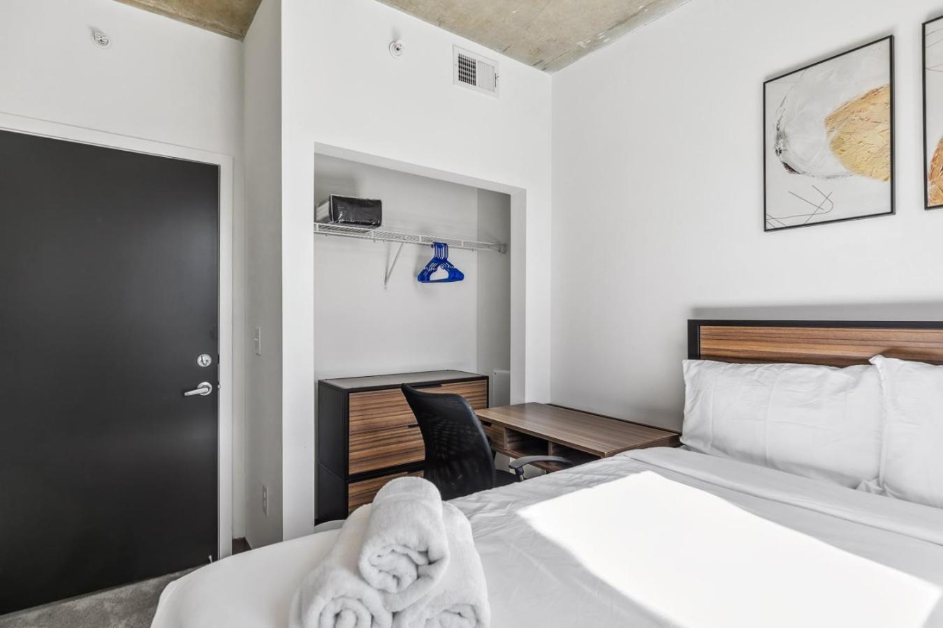 High-rise Living Sleek N Cozy Minutes From Uab Apartment