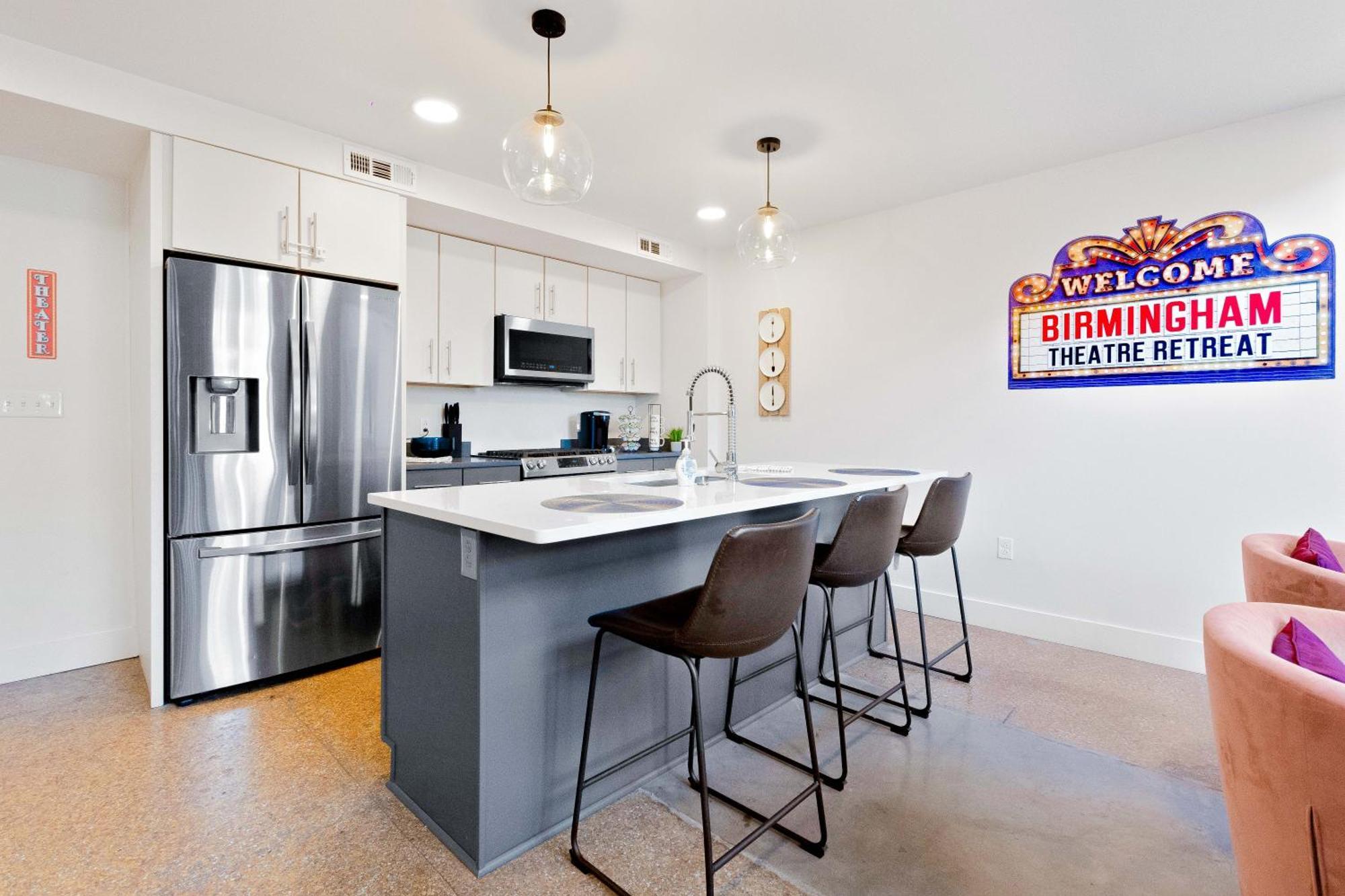 Theatre Retreat 2 Bedroom Loft - 1 Blk From Theatres Apartment *
