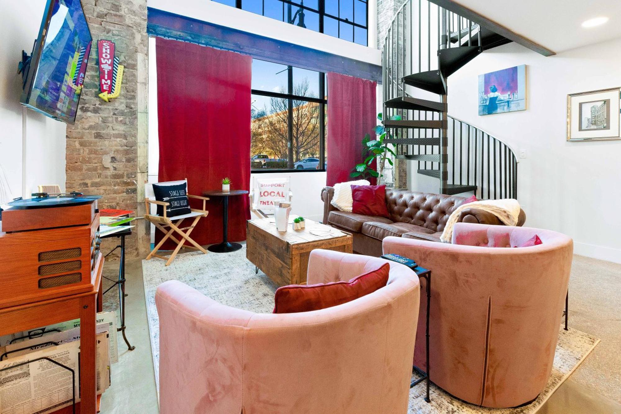 Theatre Retreat 2 Bedroom Loft - 1 Blk From Theatres *