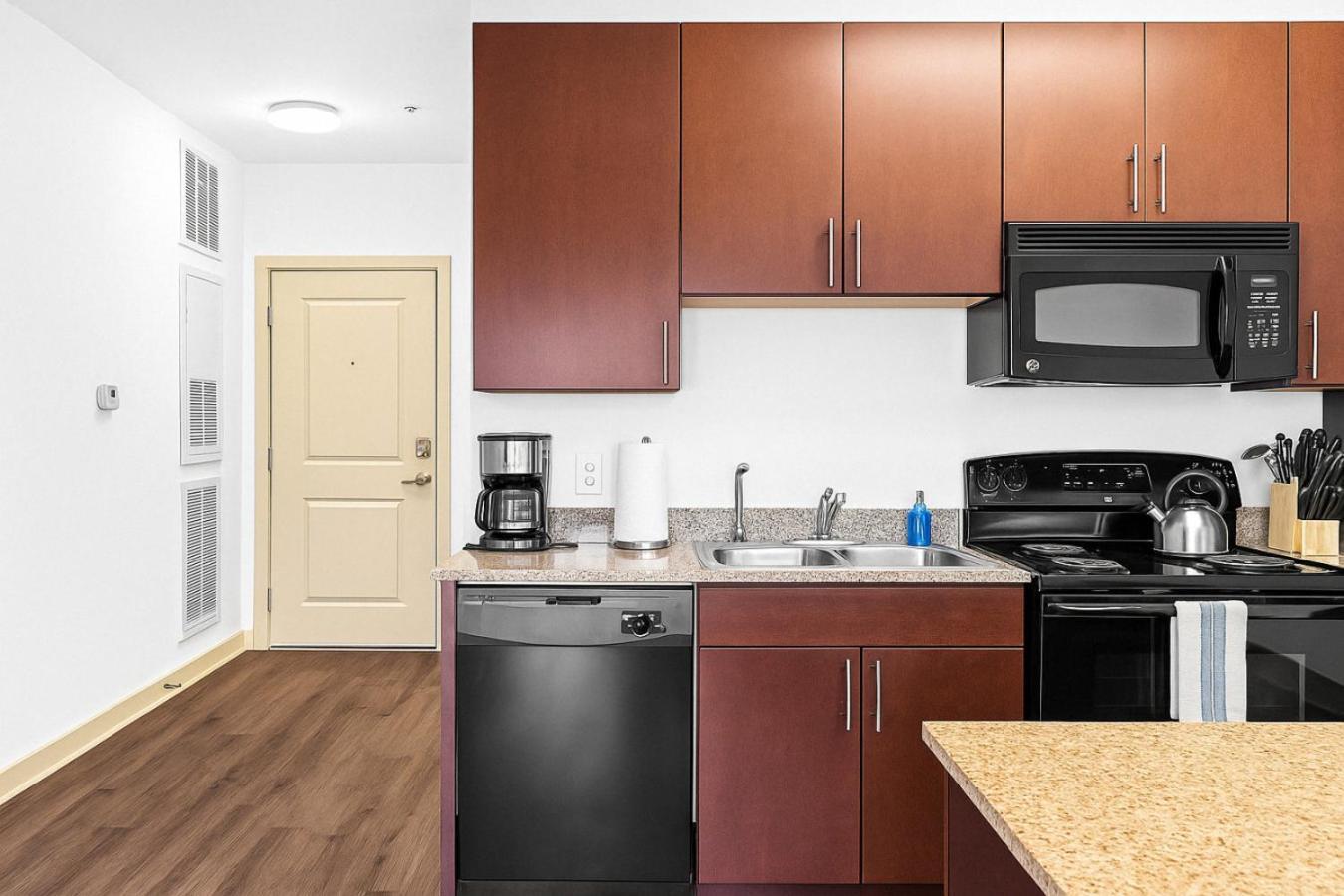 Elegant Near Bars, Dining And Uab Apartment *