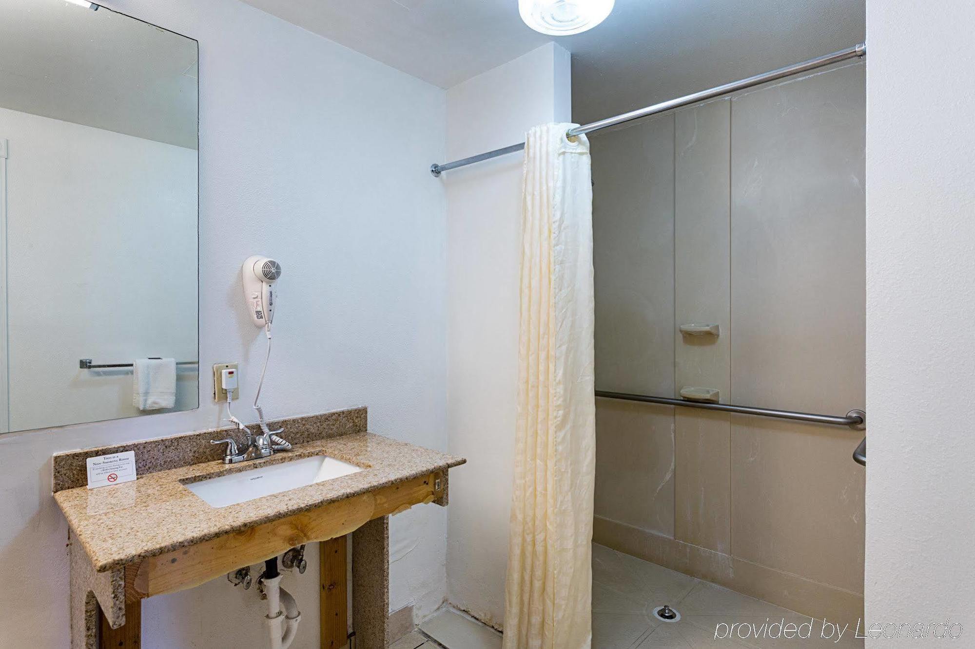 Parkway Hotel 2*