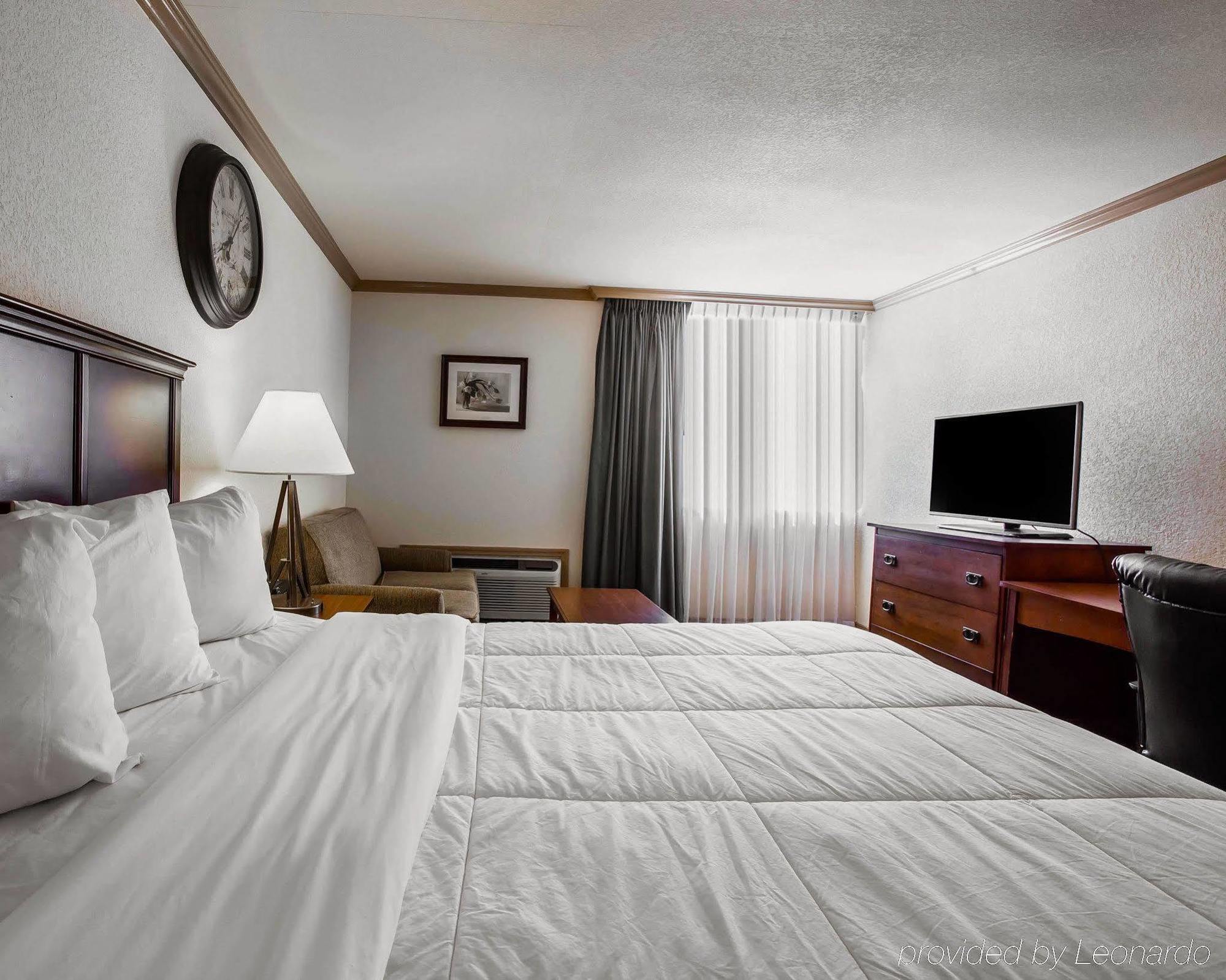 Ramada By Wyndham Airport 3*
