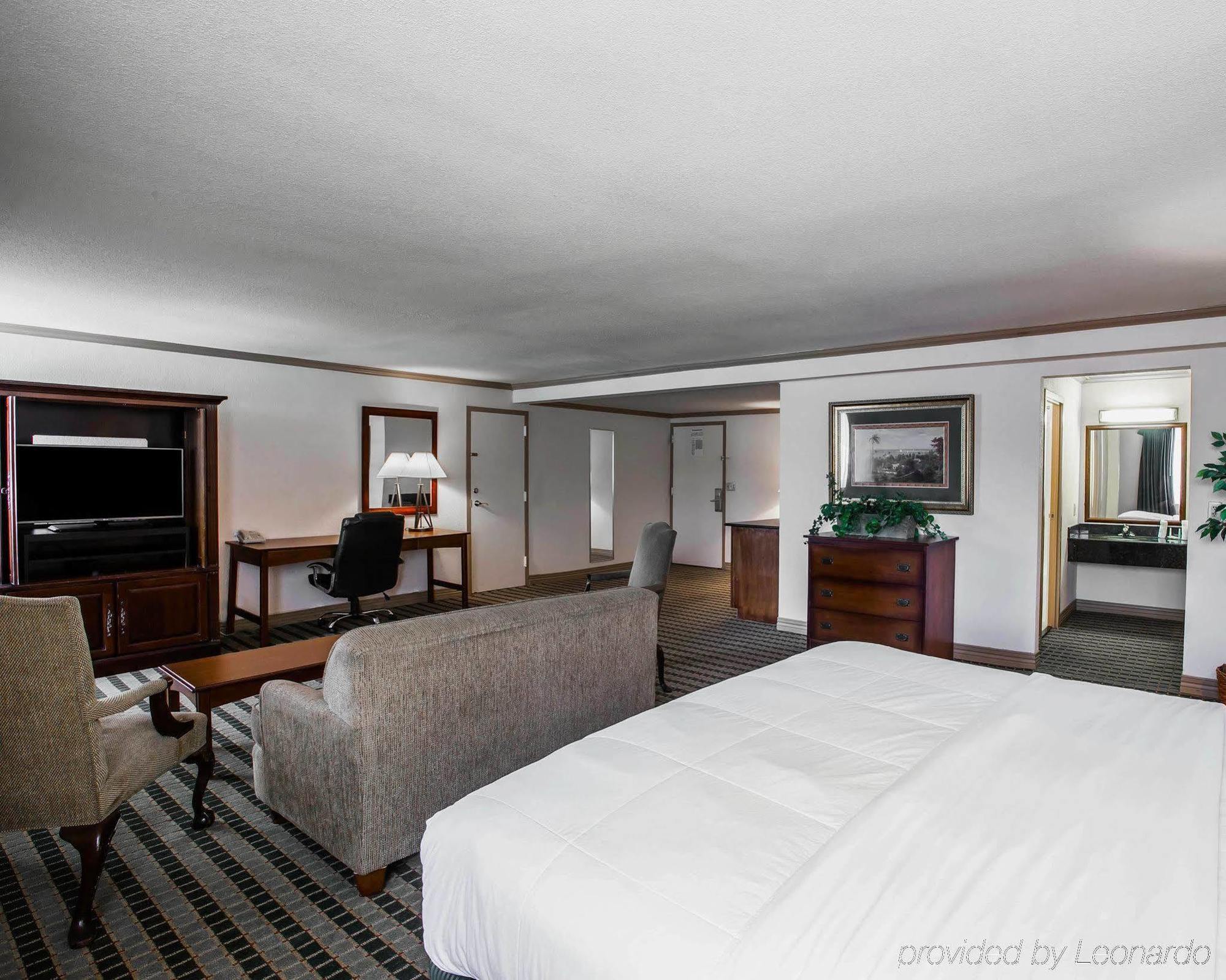 Ramada By Wyndham Airport 3*