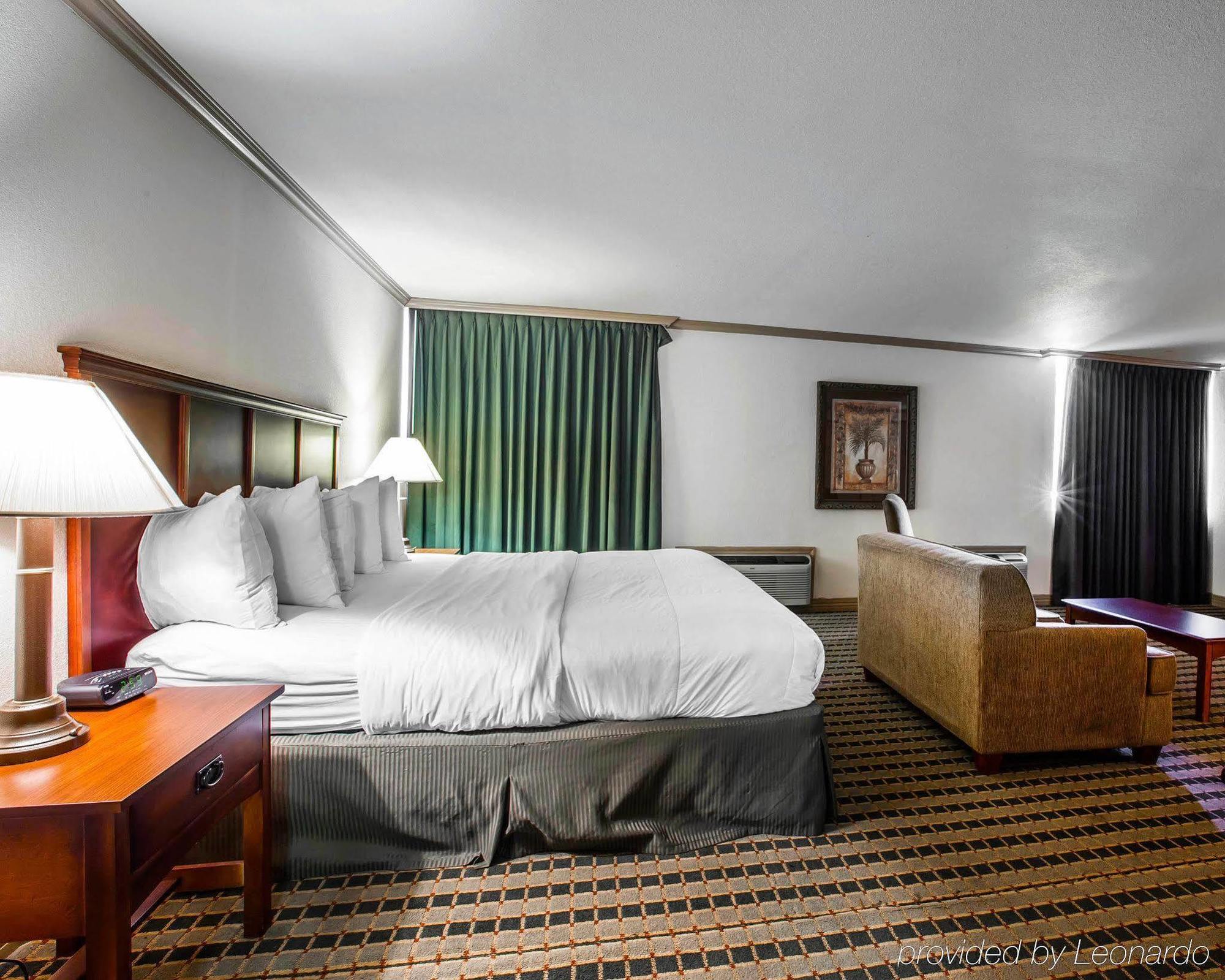 Ramada By Wyndham Airport 3*