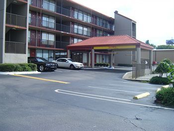 Parkway Hotel 2*