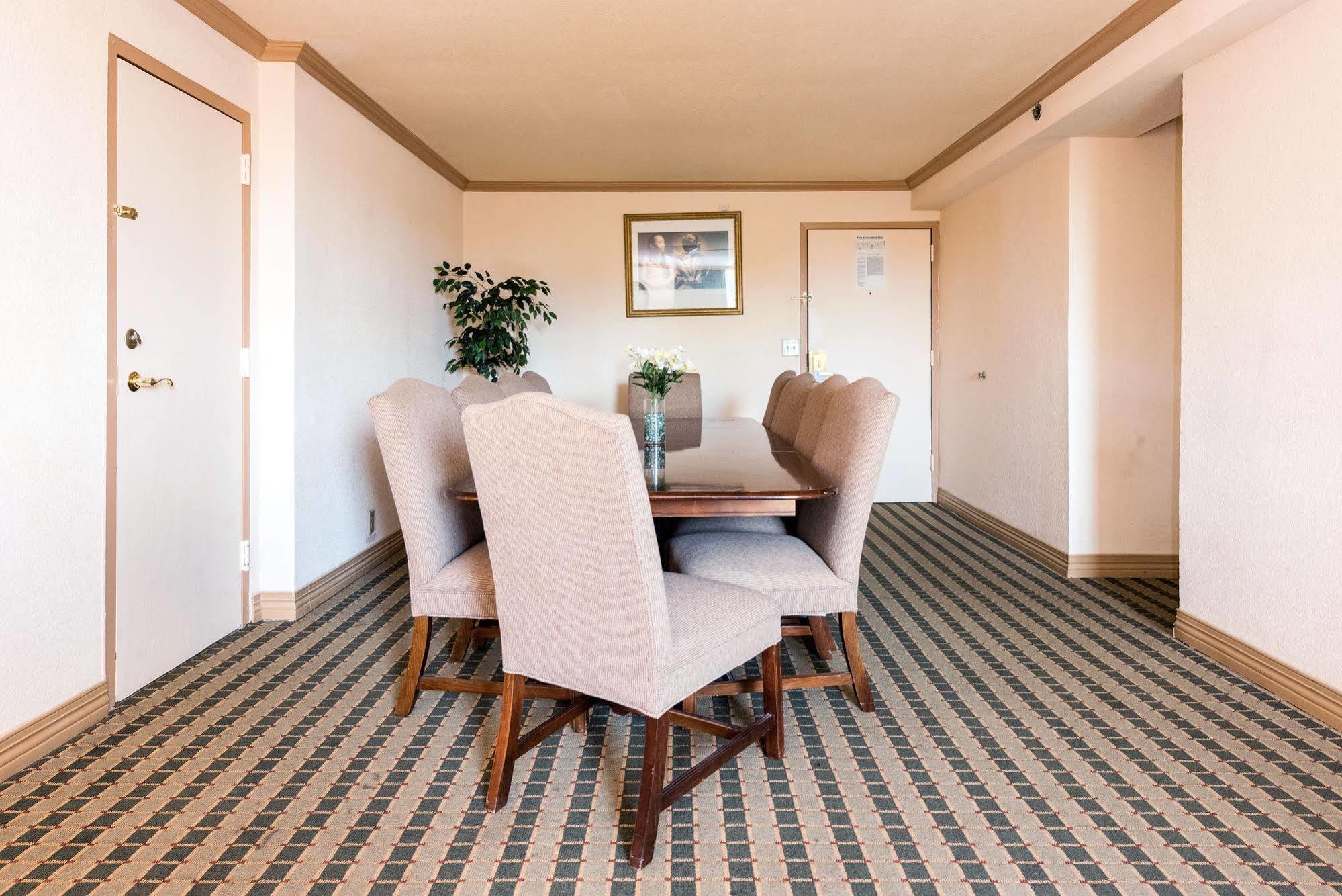 Ramada By Wyndham Airport Hotel 3*