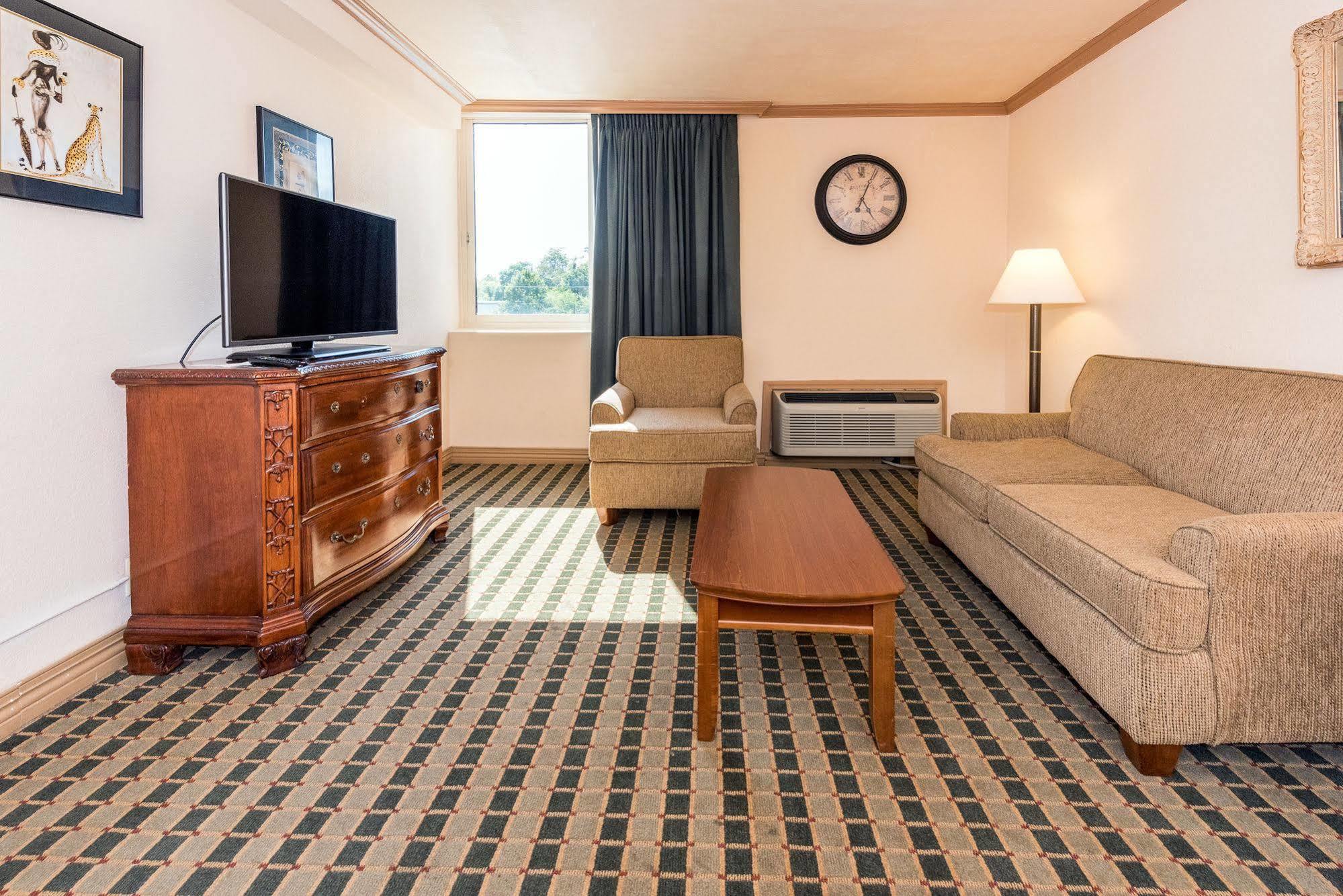 Hotel Ramada By Wyndham Airport