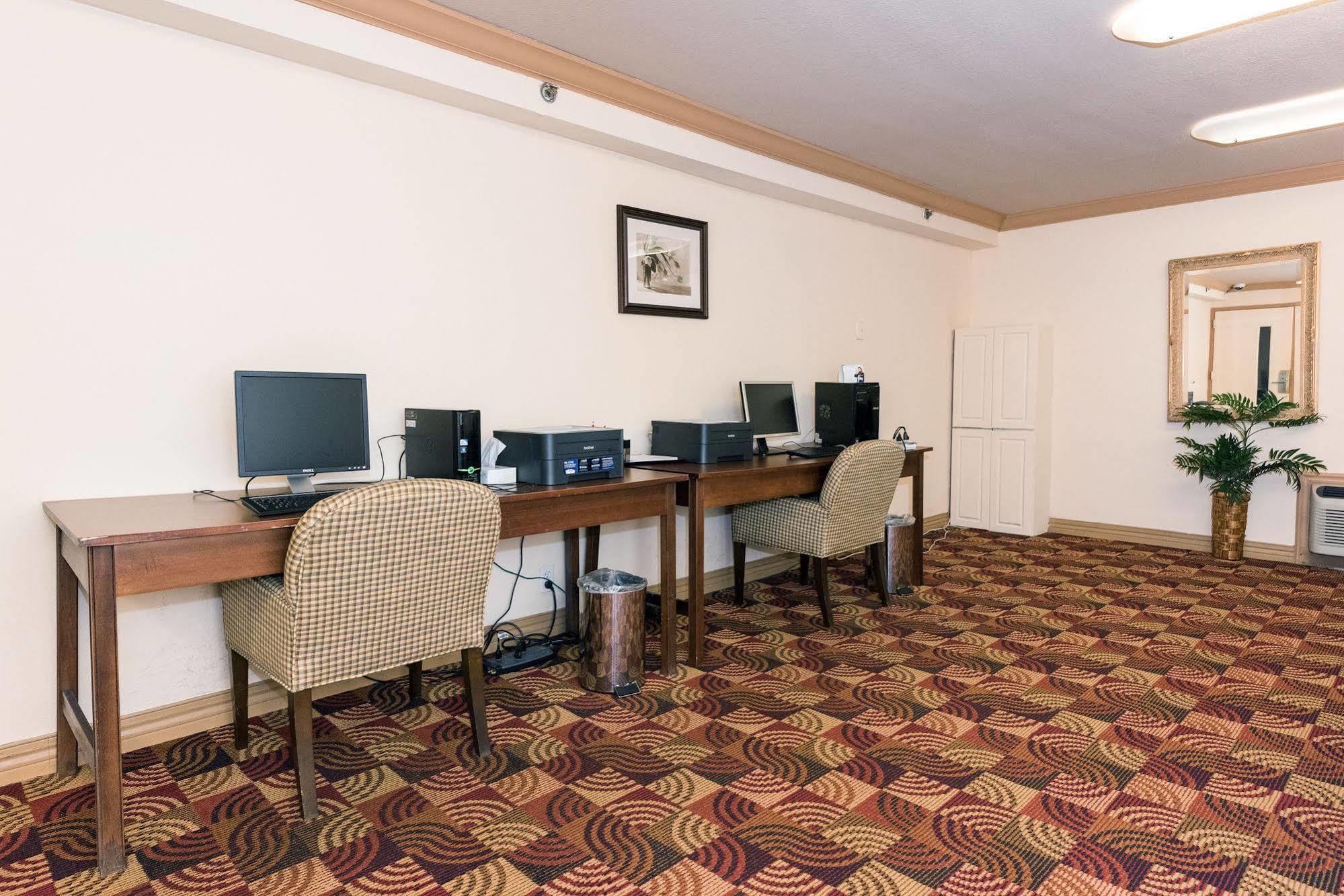 Hotel Ramada By Wyndham Airport 3*