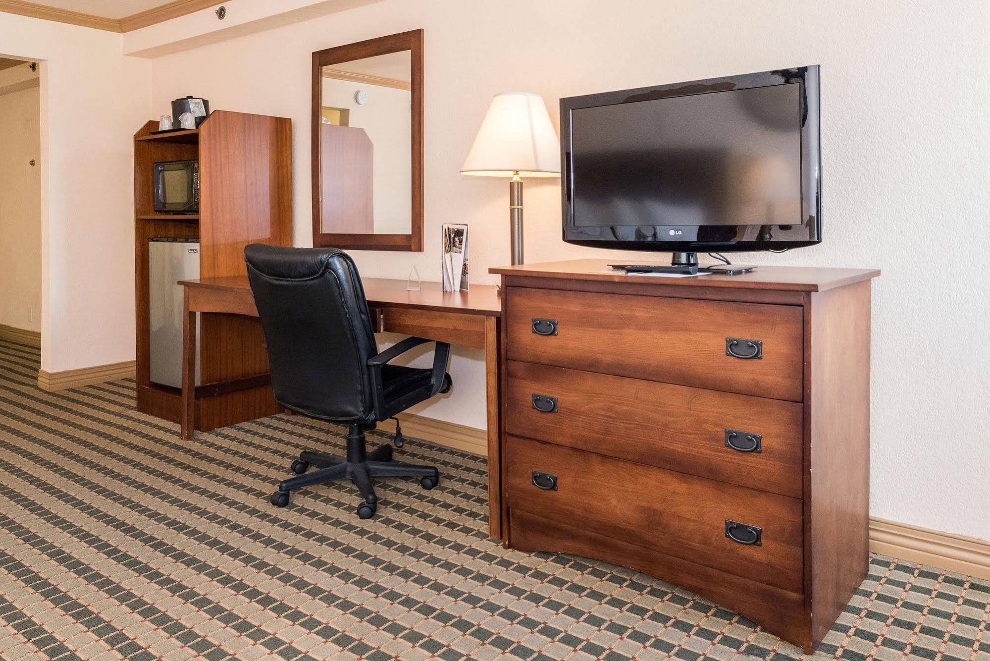 Hotel Ramada By Wyndham Airport