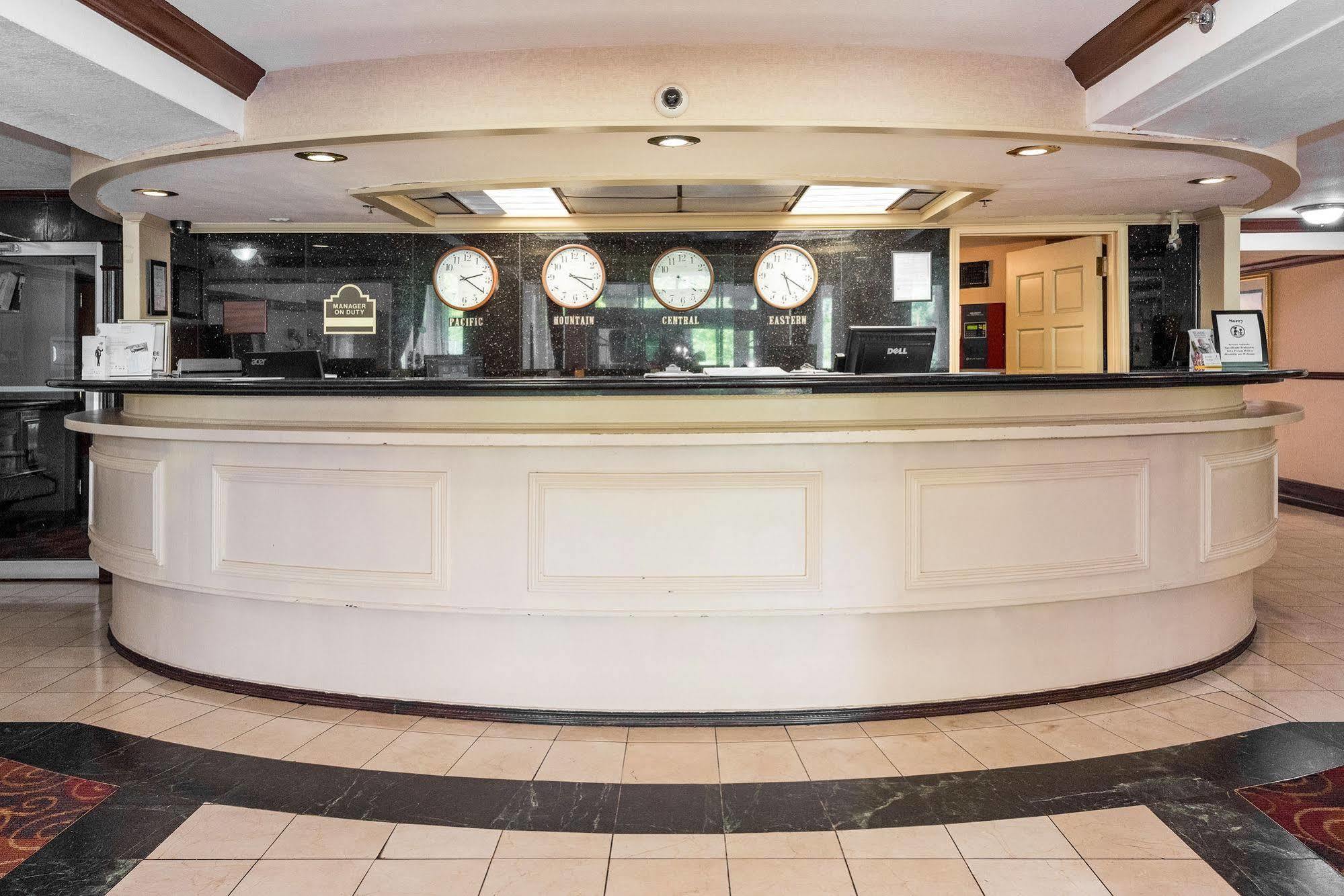 Ramada By Wyndham Airport Hotel 3*