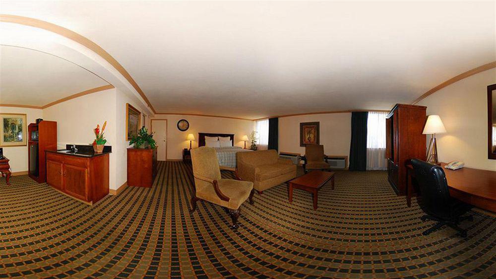 Ramada By Wyndham Airport 3*