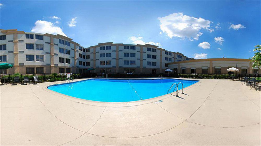 Ramada By Wyndham Airport Hotel 3*