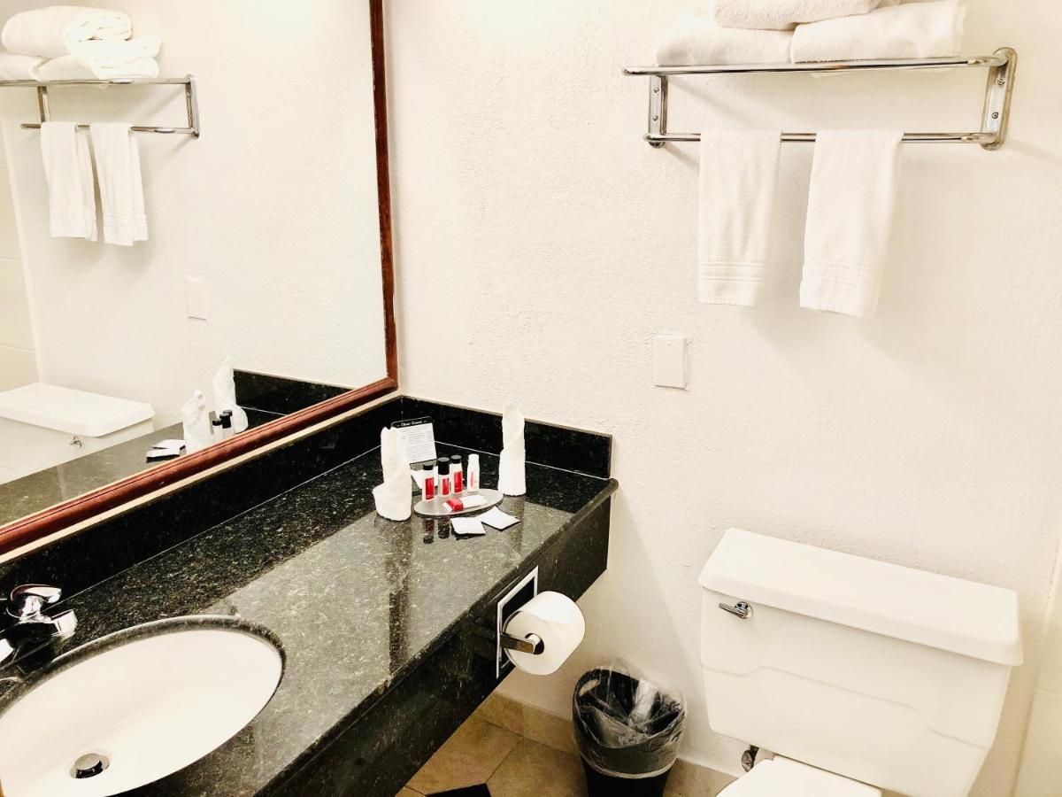 Ramada By Wyndham Airport Hotel 3*